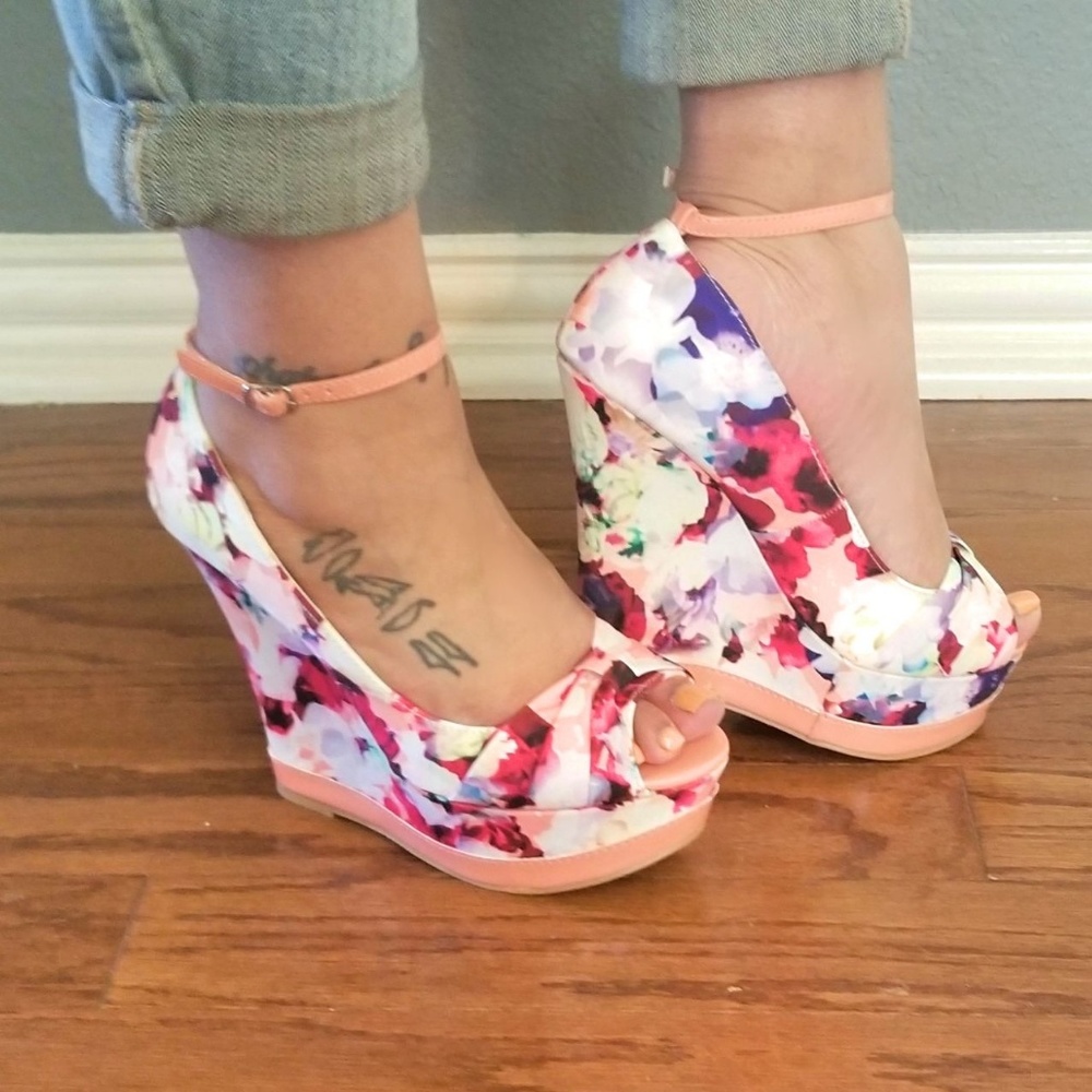 👀 Floral Wedge Sandal